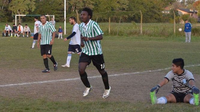 GOLEADOR. Mosquera, de Abrojal, viene de meterle 4 a Grand Bourg..