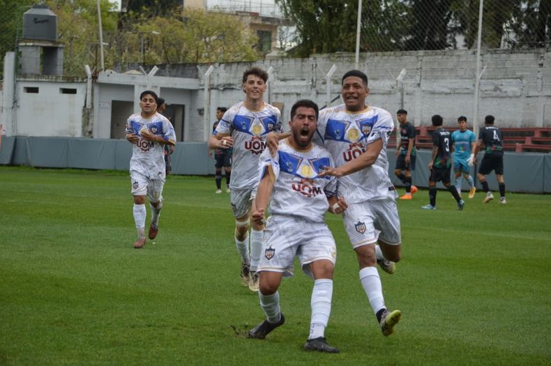 Rodrigo Acosta grita con furia su gol. Era el 1-0. Llegan para festejar Higuaín y De Robertis.