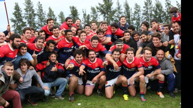 Todos unidos. Deportiva y la foto para el recuerdo. Todos abrazados en el centro del campo para celebrar un nuevo regreso a Primera en la Unión de Rugby de Buenos Aires..