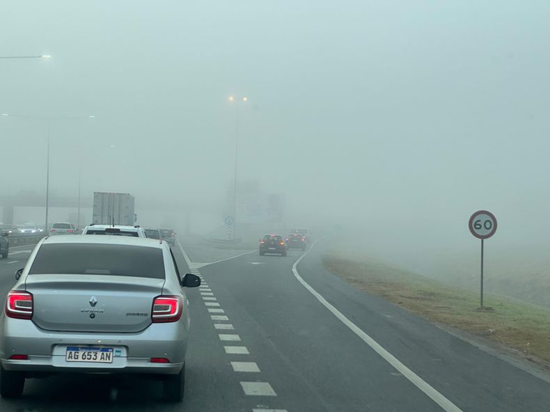 La niebla llegó a la Panamericana, donde la visibilidad es muy baja.