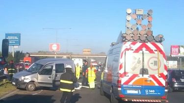 Un auto y una camioneta chocaron en Panamericana