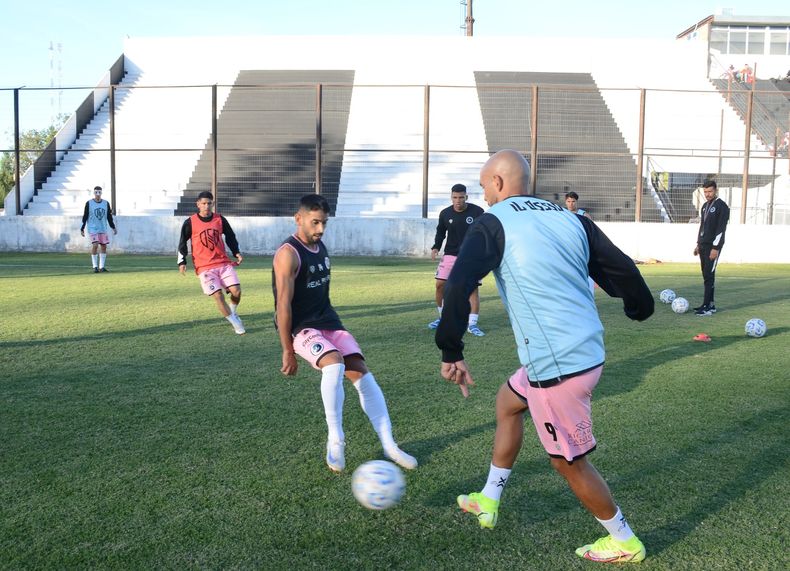 PELOTA. Ríos intenta cortar el pase de Riquelme. El volante sería titular en Berisso.