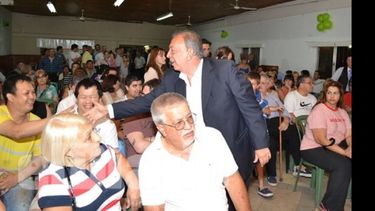 Humberto Zúccaro saluda a un comerciante chino tras ingresar al Club Unión. Buscan coordinar acciones de prevención..
