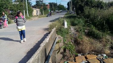 Por aquí transitan a diario cientos de chicos que asisten al jardín y la escuela del barrio La Pilarica. Foto Aldo Payale..