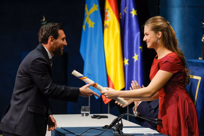 Messi recibió el Premio de manos de la princesa Leonor. (EFE).
