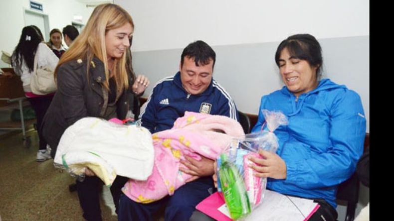 Jazmín Zúccaro, durante su visita al Hospital Falcón de Del Viso..
