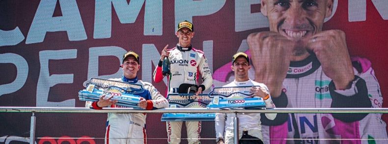 PODIO. Rossi junto a Franco Vivian y Leonel Pernía, de TC2000.