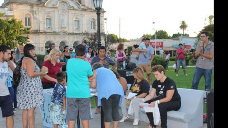 MOVIDA. En la plaza 12 de Octubre, alumnos y docentes defienden el plan FinEs..