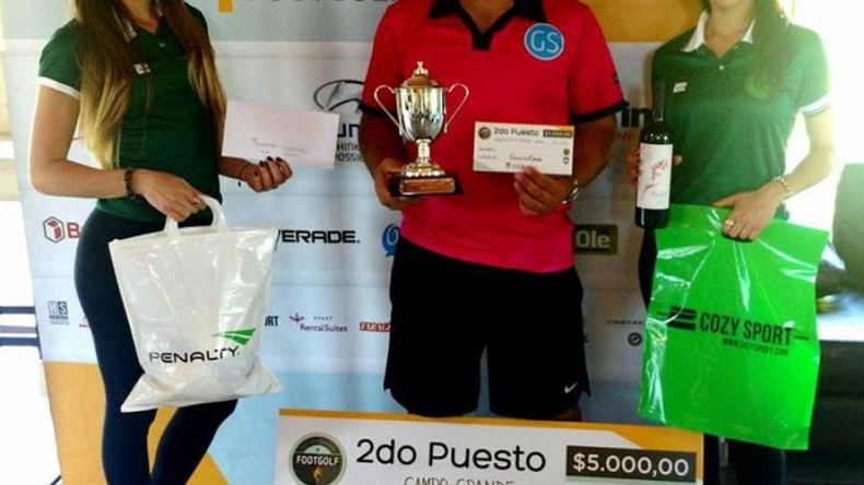 Ezequiel Vázquez luce su premio..
