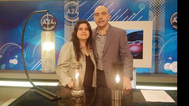Natalia Notthoff y sus lámparas, junto al periodista Tomás Bulat..