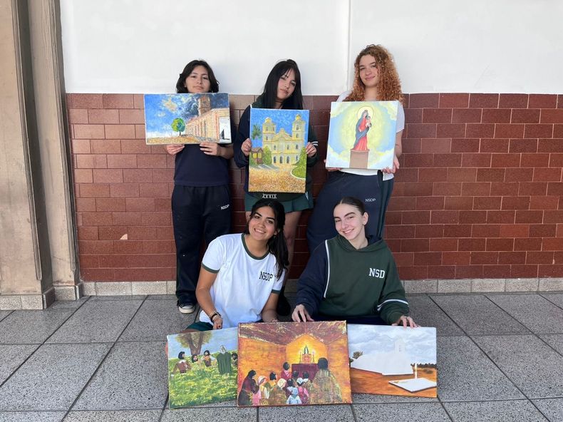 Alumnas del Instituto Parroquial de Pilar que pintaron cuadros para representar momentos históricos de Pilar.