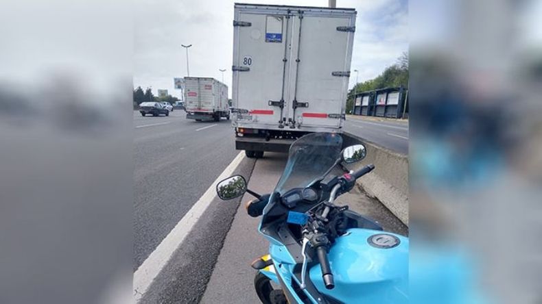 #BuenosAires | Un camión de carga circulaba por la autopista con el dominio trasero tapado. Nuestros agentes lo detuvieron y labraron el acta correspondiente. @BAProvincia AU Panamericana, KM 14. Seguridad Vial / @InfoSegVial..