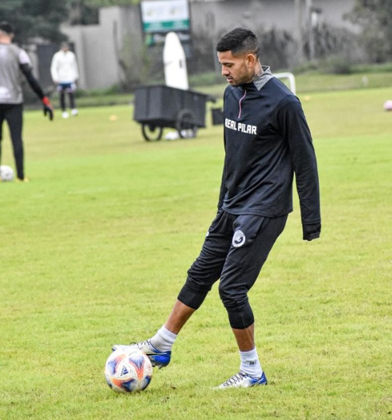 PELOTA. Darío Leguiza espera su oportunidad de quedar en el once inicial.