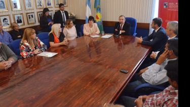 MESA. Zúccaro anunció el aumento ante funcionarios y gremios..