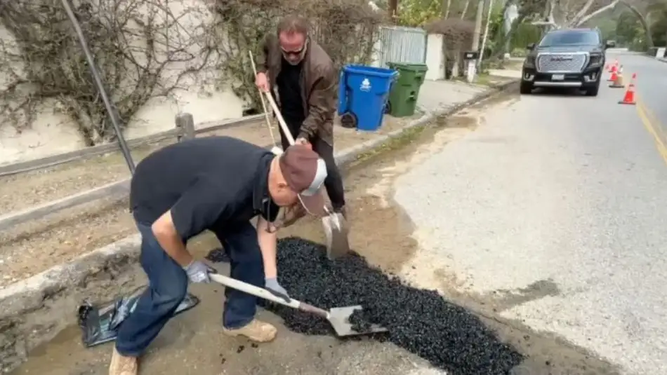 Arnold Schwarzenegger arreglando un bache de su vecindario &nbsp;
