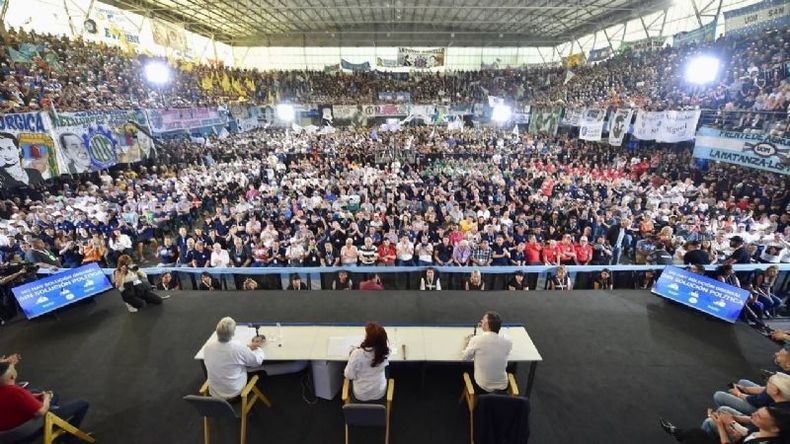 MULTITUD. Los delegados de la UOM colmaron el microestadio..