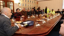 REUNIÓN. Ducoté, con trabajadores de Higiene Urbana, un área con déficit..