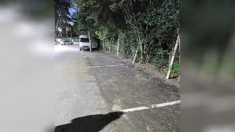 Y hablando de veredas ocupadas @pilaradiario, esto es legal @MunicipioPilar? El paseo Champagnat no solo ocupó la vereda! La asfaltó y la pintó para que estacionen los autos. Increíble. Sebastián Marquart / @Sebach18..