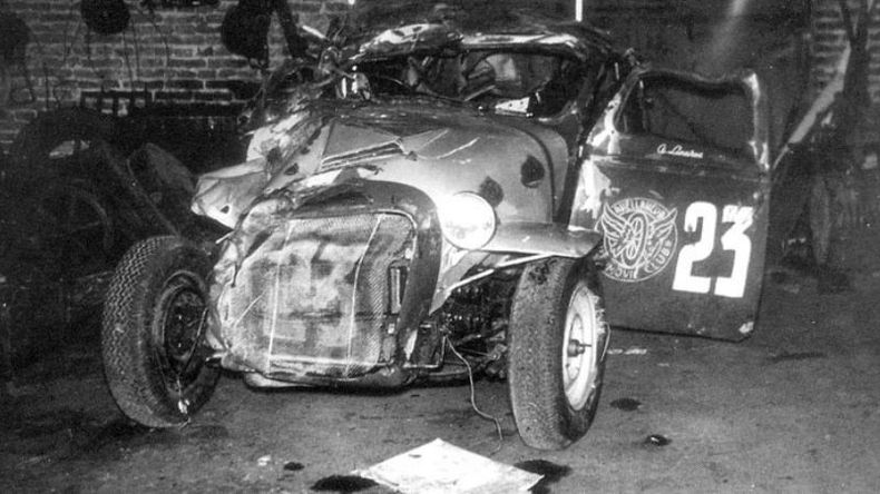 El Ford destruido de Alberto Logulo demuestra la gravedad del accidente que le costó la vida al piloto de Turismo Carretera, el 4 de septiembre de 1960, a la altura del kilómetro 62 de la Ruta 8, en Fátima..