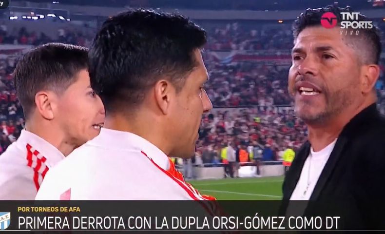Sergio Gómez es calmado por Nacho Fernández y Enzo Pérez.