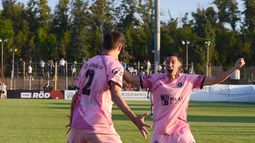 GRITO DE GOL. Otermín se encuentra con Crocco por el empate sobre la hora.
