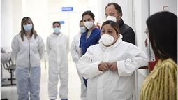 DÍAS AGITADOS. Trabajadores del centro de testeo de Villa Buide..