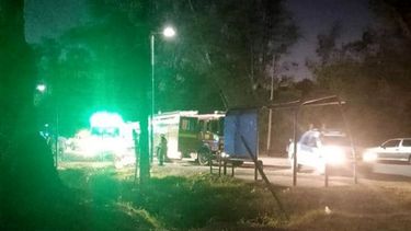 Los bomberos luego de la explosión (foto El Día de Escobar)..