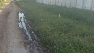 AGUA. El líquido contaminado corre por la calle hacia el río..