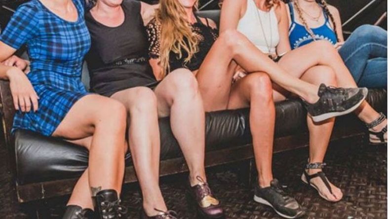 MÚSICA. Valentina Cooke, Ignacia, Luz Espeche (promotora), Patricia Pacheco y la pilarense An Espil, en la previa de Luna Negra, show compartido que este viernes brindaron en el escenario de Niceto..