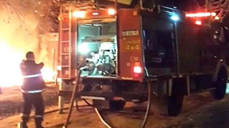 El incendio tuvo lugar en una vivienda del barrio El Piletón de Fátima. Foto @juancaimpacto.