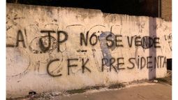 PINTADAS. En el comunicado y en las paredes la JP salió al cruce del gobierno..