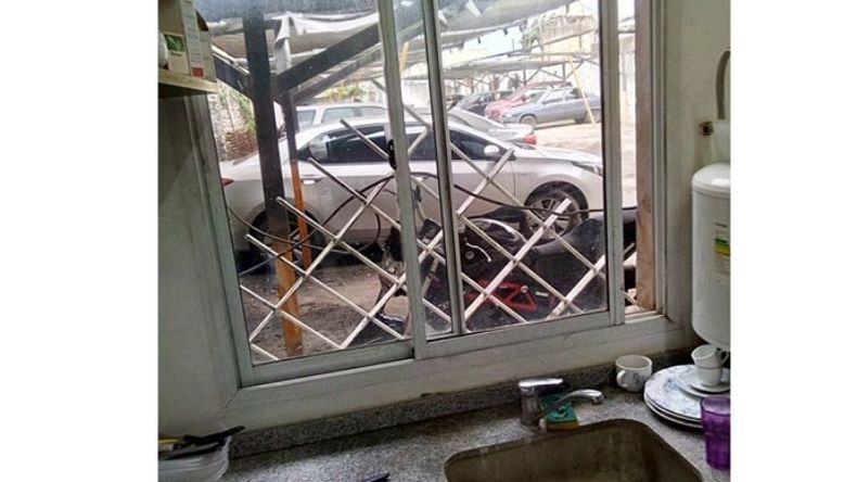 REJA. Lugar por el que los delincuentes accedieron a los locales. .