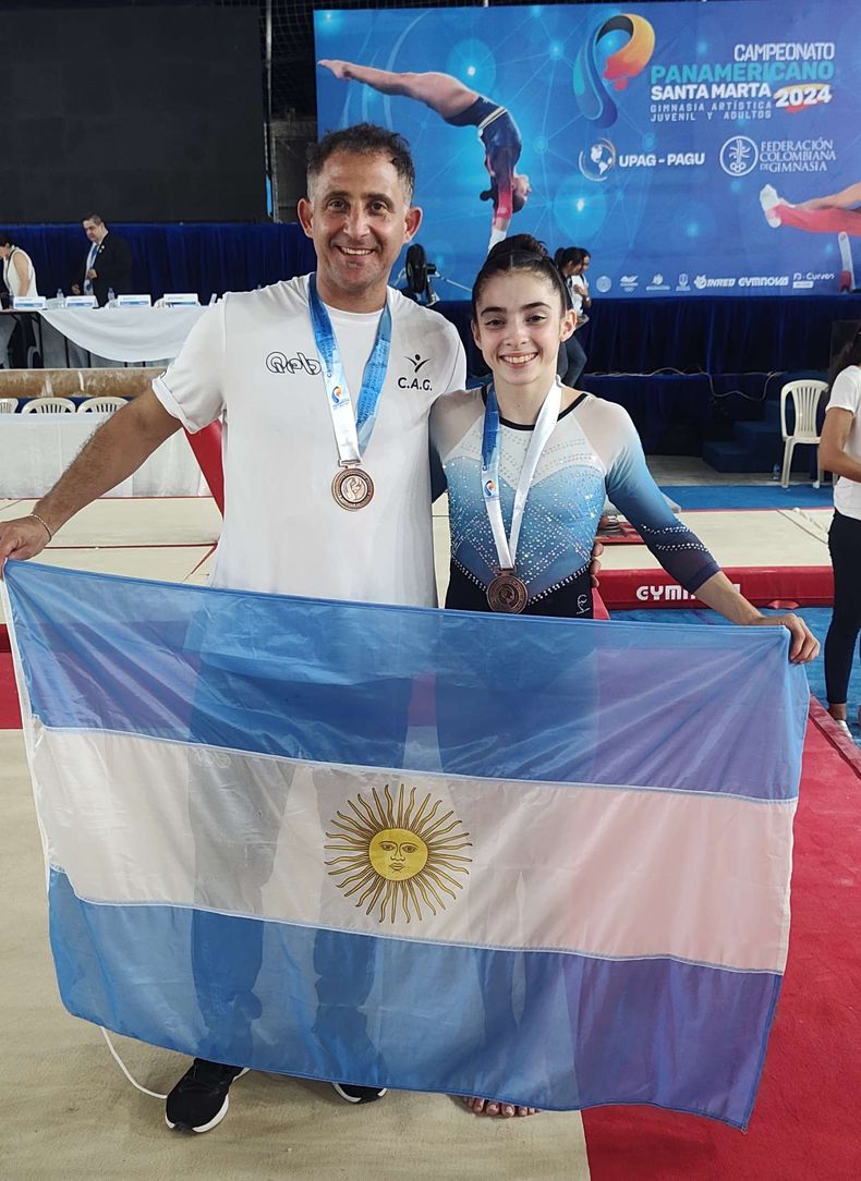 BANDERA. Guillermo Echeveste y Julieta Lucas posan con la medalla de bronce por equipos.