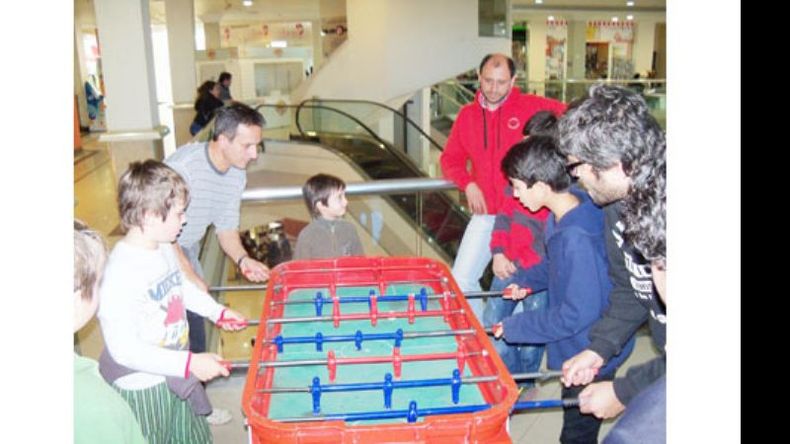 METEGOL CON PAPÁ. Se realizó ayer, en Pilar Point, un torneo de metegol entre parejas compuestas por padres e hijos. Fue organizado por la Fundación Creciendo en Pilar, a beneficio de la biblioteca Palabras del Alma..