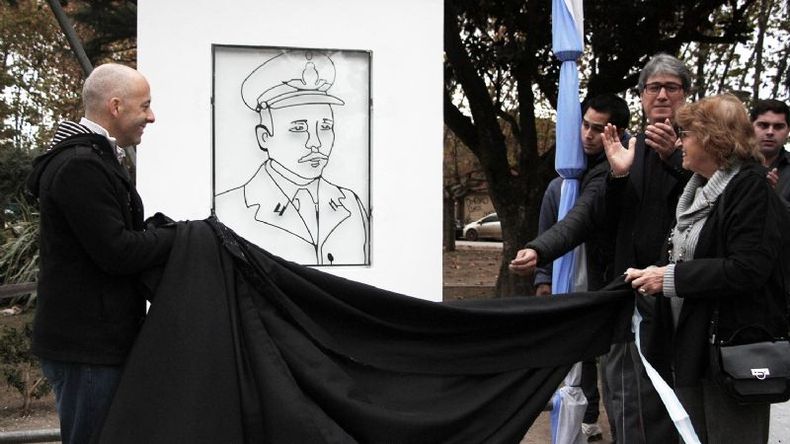 HOMENAJE. Ducoté y Elsa Meisner descubren la obra de Alejandro Marmo. .