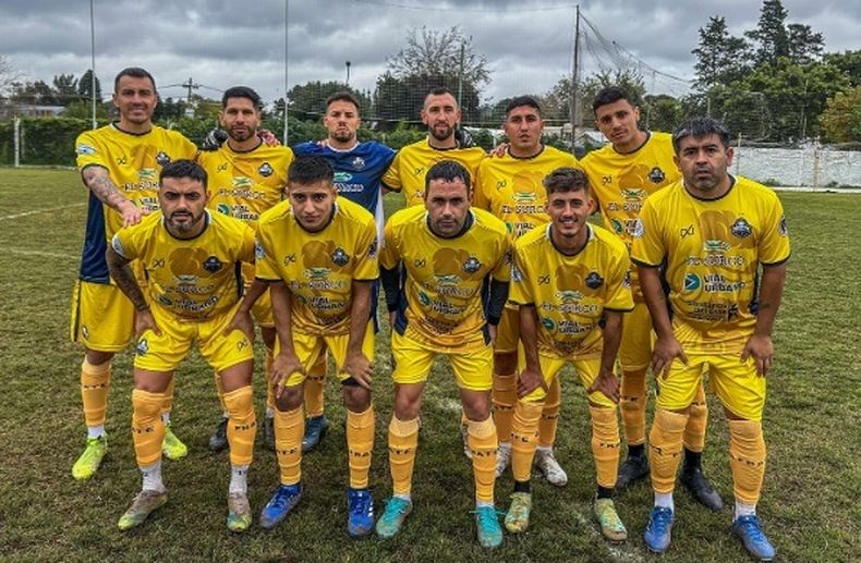 EQUIPO. El once inicial de La Fraternidad que jugó ante Malvinas.