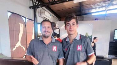 Franco Colapinto y el tesorero de Atlético, Rubén Almang.