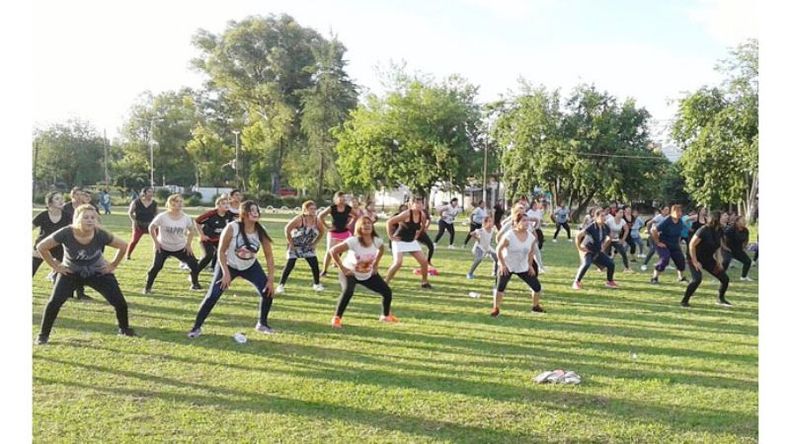 SOCIAL. La actividad recreativa tiene como fin reunir a las familias en el barrio..