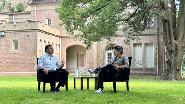 CHARLA EN EL PELLEGRINI. Federico Achával, entrevistado por El Diario con el histórico edificio de fondo.
