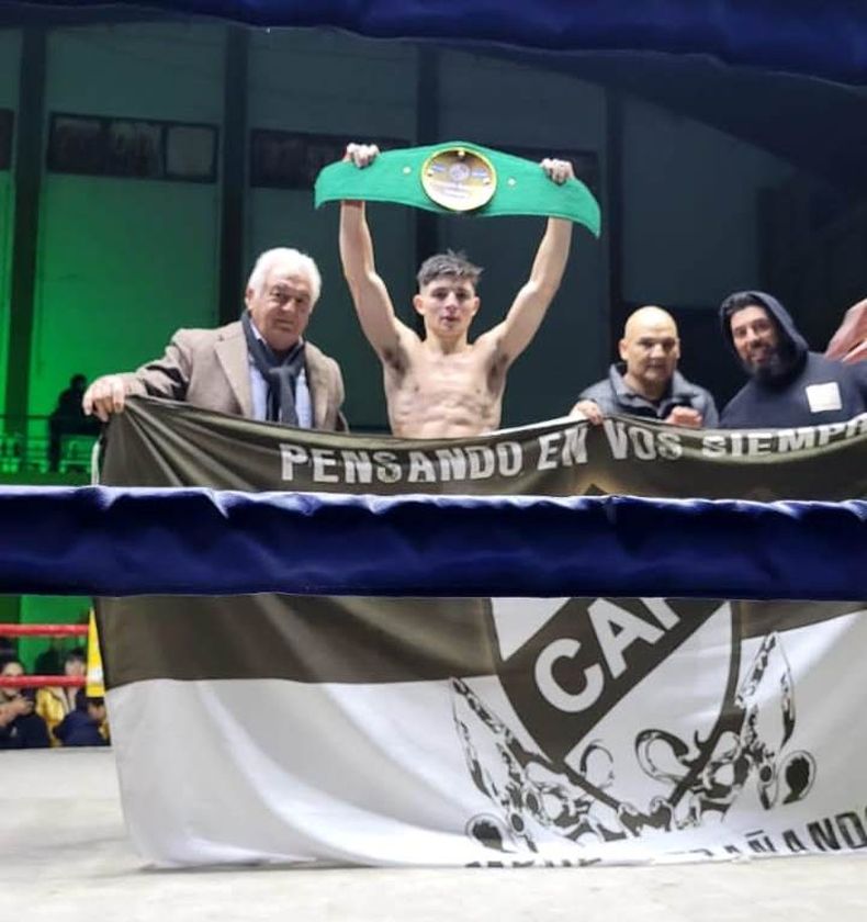 GANADOR. Enzo Kapusi levanta el cinturón tras imponerse en Azul.