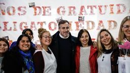 Achával, este martes, junto a un grupo de docentes de la Escuela Nº 1 de Pilar.&nbsp;