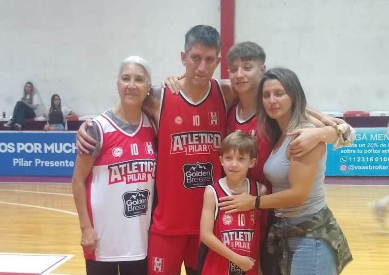 Jony Treise y toda su familia bancando en el difícil momento deportivo.