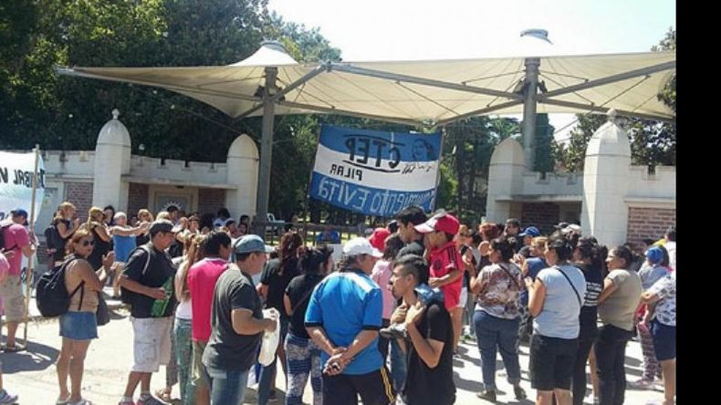 RECLAMO. Los trabajadores se concentraron frente al Instituto Pellegrini..