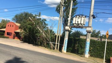 Poste caído desde hace días, a metros de una parada de colectivos. Acceso a Manzanares, a metros de la calle Trinidad. ¿Alguien podrá atender este reclamo? Gabriela.&nbsp;