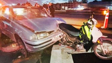 DESDE ATRÁS. El auto y la moto involucrados en el accidente de este sábado.