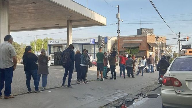 #Pilar #Anses larga fila de gente, llega hasta la calle San Martín. SERGIO GONZALEZ / @supergonzalezok..