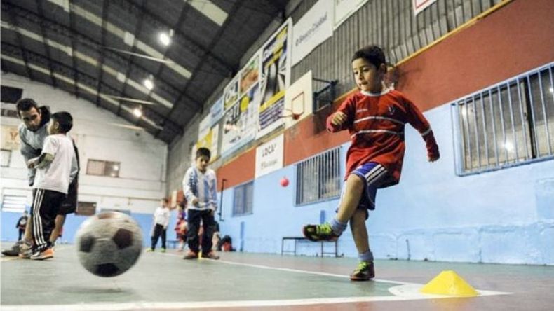 PATEAR LA PELOTA. Los clubes registrados seguirán subsidiados..