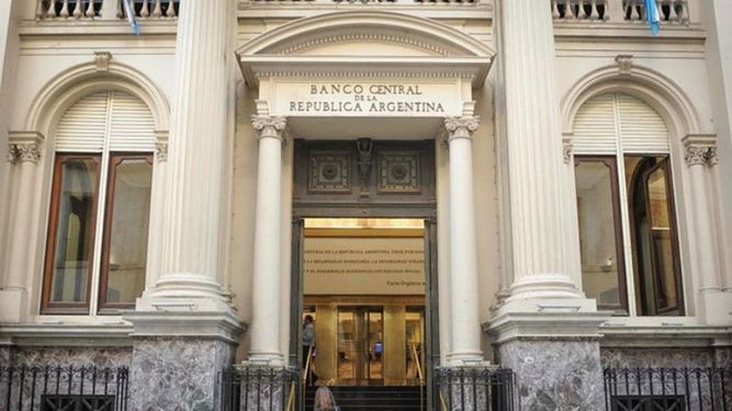 El Banco Central dispuso a partir de hoy un cambio en su política de administración del tipo de cambio, para aplicar una sola devaluación del 21,6%.