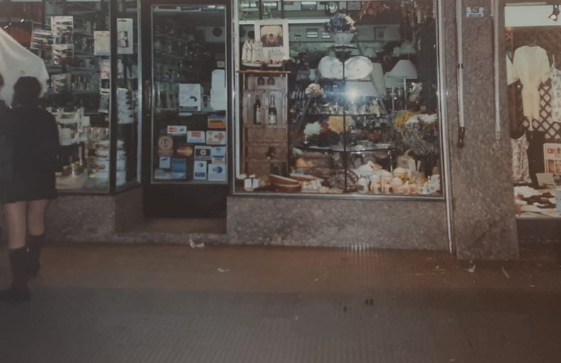 La antigua vidriera de El Ático, allá por los 90.