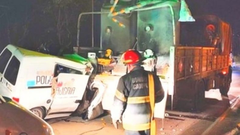 IMPACTO VIOLENTO. Estado en el que quedó la camioneta tras embestir al camión..